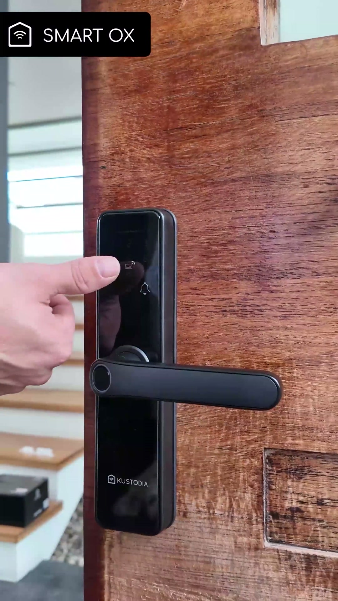 Huésped ingresando solo a un departamento Airbnb con cerradura inteligente Kustodia